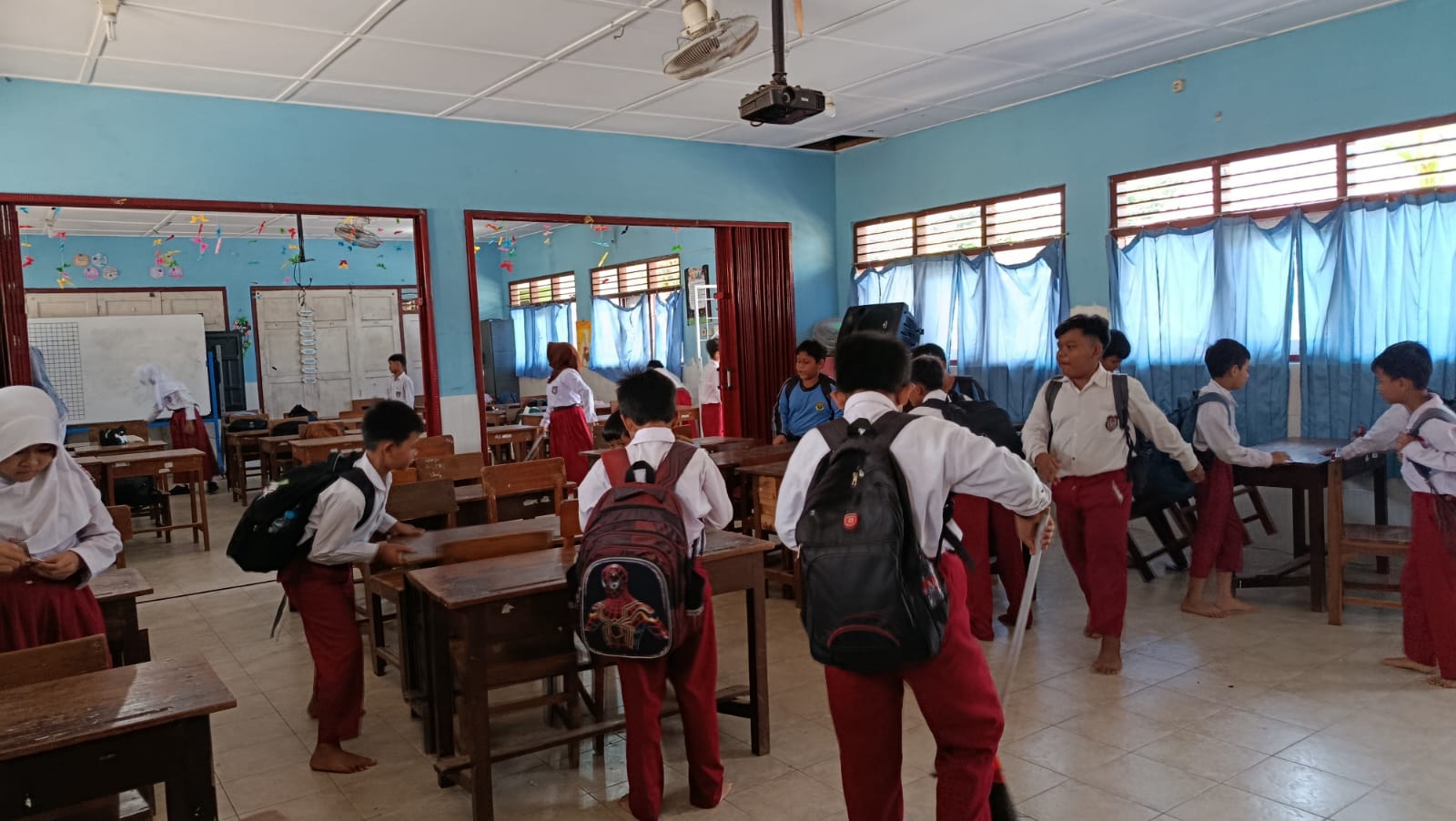Bersama Menyiapkan Ruang Rapat, Menumbuhkan Semangat Gotong Royong